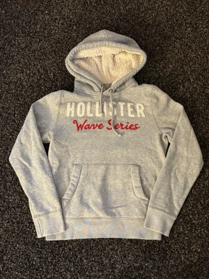 Hollister hoodie fodrad luva - Säljer nu denna väldigt eftertraktade hollister hoodien. Skick 8/10, sjukt snygg och unik. Denna blir såld fort så skynda! Obs går ner i pris vid snabb affär! 