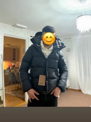 Svart pufferjacka i nyskick – storlek M - Säljer en snygg och varm svart pufferjacka i storlek M. Jackan är i nytt skick, endast provad inomhus. Modellen är bekväm, har bra passform och håller värmen riktigt bra.