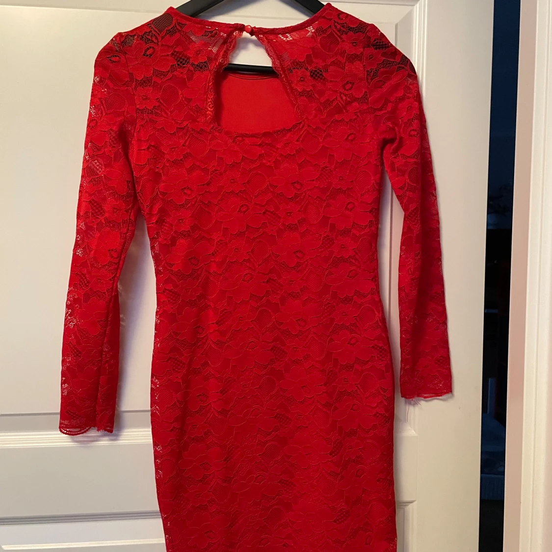 Röd spetsklänning - 90