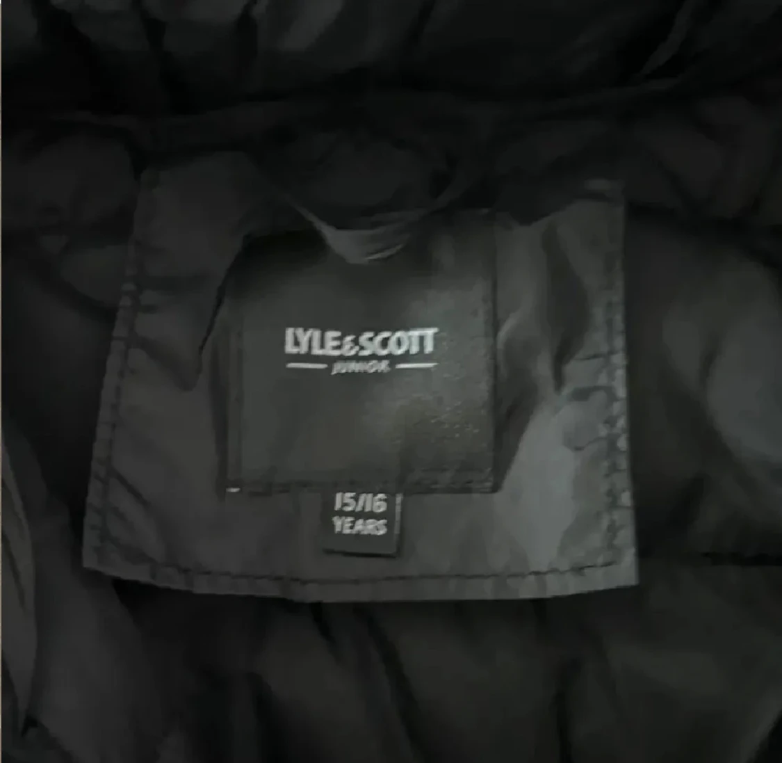 Svart pufferjacka från Lyle & Scott - 1