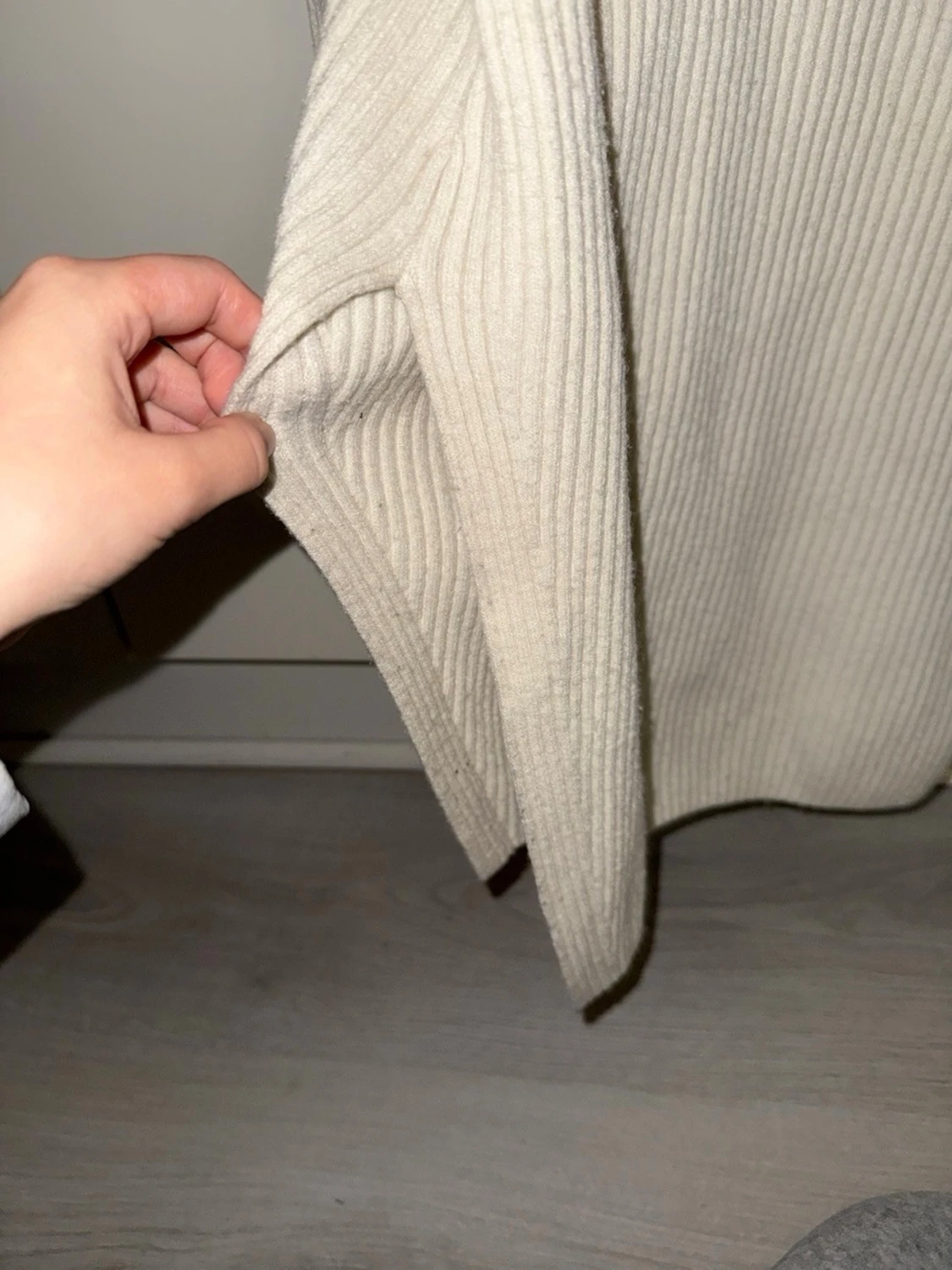 Beige ribbad polotröja - 1