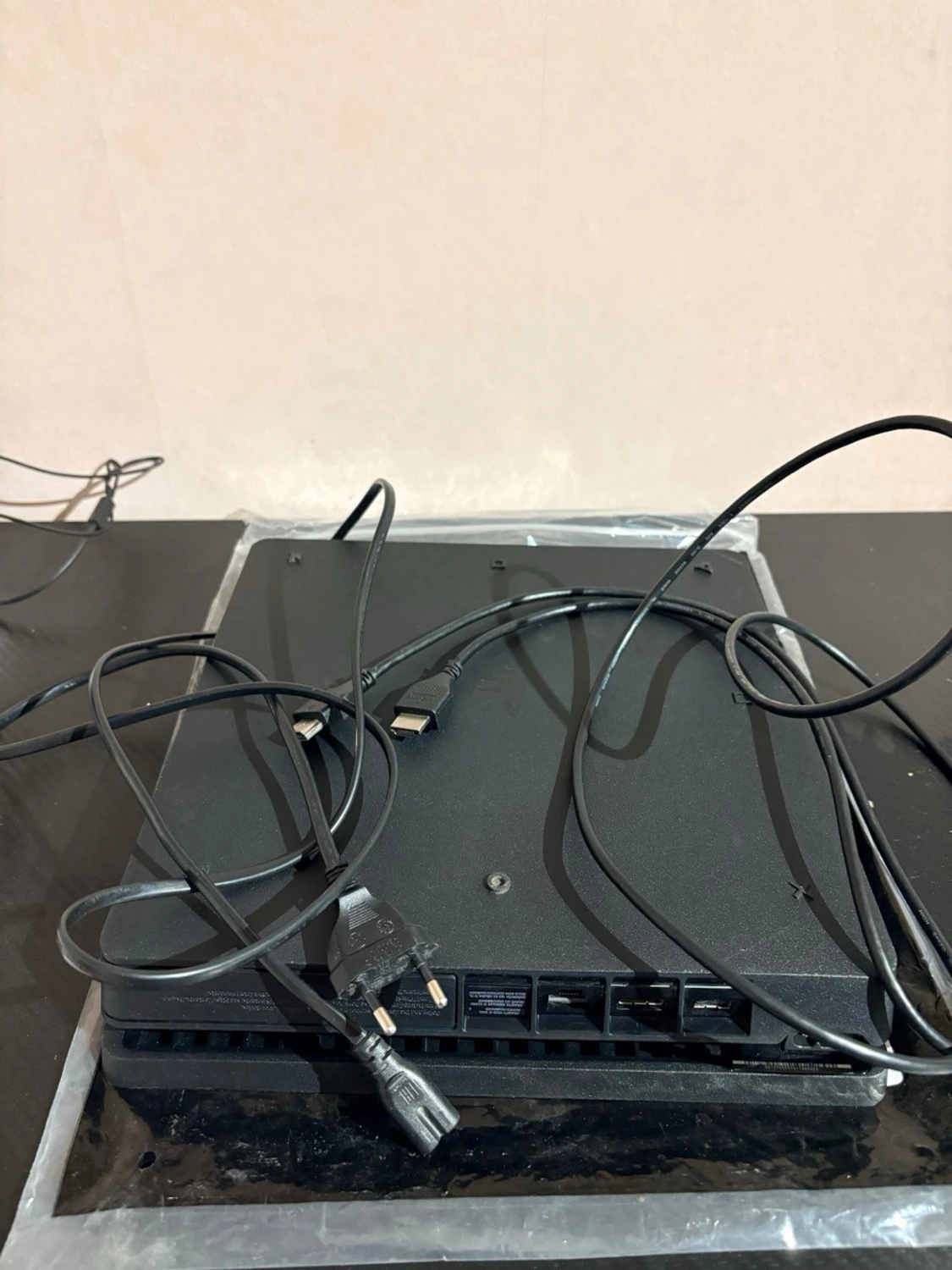 PlayStation 4 Slim - 2