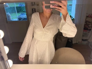 Vit kort klänning med öppen rygg - Säljer min superfina studentklänning som jag bara använt en gång 😍 i strl 34 från nakd