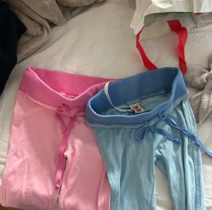 Hudden cult byxor - Säljer helt oanvända, enbart testade byxor från hidden cult. Äkta och slutsålda på hemsidan. Innebenslängd är 87. Det är storlek xxs men de är stretchiga. Passar mig som har storlek m. Det är den blåa som säljs