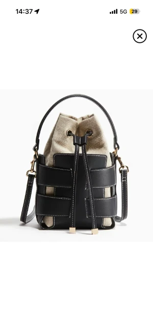 Svart och beige bucket bag med snörning - hm liknade väska.