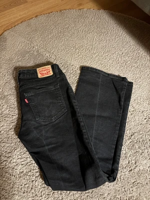 Levi's Superlow Boot svarta jeans - Svarta jeans från Levi's i modellen ”Levis jeans, Super low boot” passformen är superfin!! Prislappen är borttagen och har använts en gång. 26x30!!