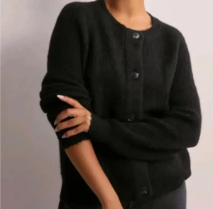 Svart kofta från Selected Femme - Svart, mjuk kofta från Selected Femme med rund hals och knappar framtill.