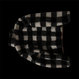 Rutig teddyjacka med dragkedja - Mysig teddyjacka i svart och vitt rutigt mönster. Jackan har hög krage, hel dragkedja framtill och en svart bröstficka med dragkedja. Perfekt för kalla dagar och riktigt skön att ha på sig. Fodrad insida och detaljer i beige.