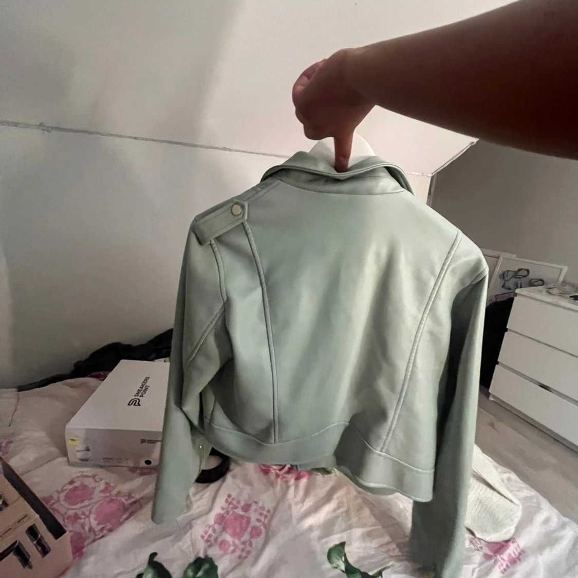 Mintgrön skinnjacka från & Other Stories - 1