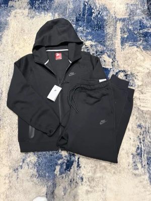 Svart Nike Tech Fleece tracksuit - Säljer denna svarta Nike tech för ett dunder pris. Vill bli av med den snabbt. Han på bild är 185cm, 75kg.