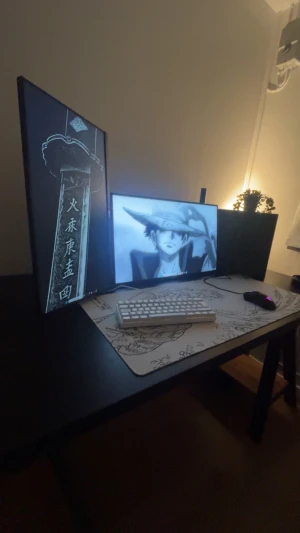 Komplett gaming setup - Säljer en kraftfull Gaming Setup med dator, 2st skärm , tangentbord,  mus. Och mousepad.
 
 Vita tangentborden ingår inte.
 
 Datorn klarar av alla spel ute i marknaden utan problem. Presterar utmärkt för både Spel, programmering eller regeringsprogram.
 
 Dator specs:
 
 RTX 3060 12gb
 Ryzen 5 5600G
 500GB SSD (475GB)
 16GB Ram 3200mhz
 Windows 11
 
 - gaming dator 
 - 1 Skärm 27 inch tum Asus 280hz 0.3ms 
 - 2 skärm 24 inch tum acer 75 hz 1ms 
 - Gaming mus razor 
 - mousepad 90-40 
 -gaming keyboard delcato 60%