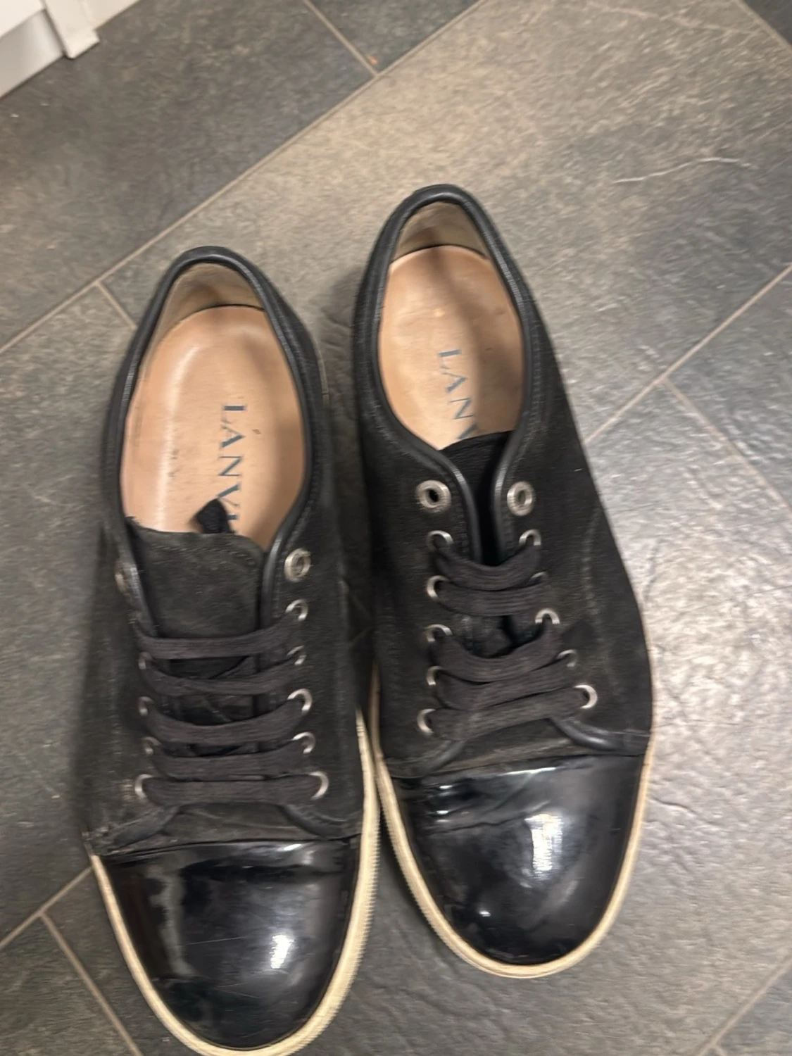 Svarta sneakers från Lanvin med lackad tå