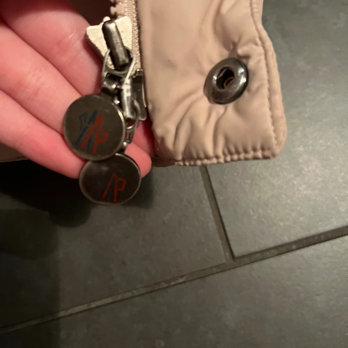 Beige dunväst från Moncler - 3