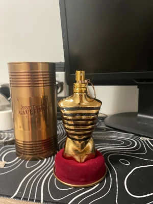 Jean Paul Gaultier Le Male Elixir - Snygg och unik parfym med metallisk förpackning och cool design. Perfekt för dig som vill sticka ut och ha något annorlunda i samlingen. Flaskan har en modern look som passar unga jag personligen tyckte om den lukten var helt bra. Mina familjemedlemmar tyckte att den lukta jättegott men jag personligen tyckte att jag kunde hitta något bättre så jag tänkte sälja den. Skriv till mig om du är inte intresserad😀