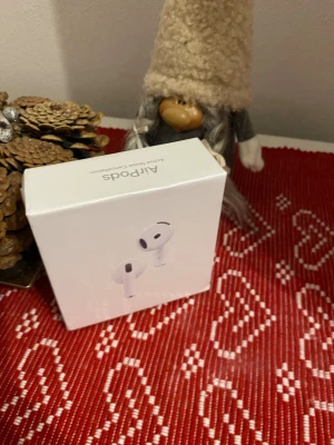 AirPods 4 oöppnade  - Helt ny i förpackningen, fick den som present av min gudmor men såklart finns det KVITTO då hon köpte den från Apple alltså är den HELT ORIGINAL, fattar att det är många som säljer falska eller liknande saker men jag säljer denna för ett billigt pris då jag snart reser o behöver pengar akut ‼️, kom med bud o såklart går priset att diskuteras:)😀