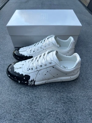 Maison margiela gats paint splatter - Ett par riktigt feta gats i storlek 45, box och dustbags fås med, skickar samma dag!