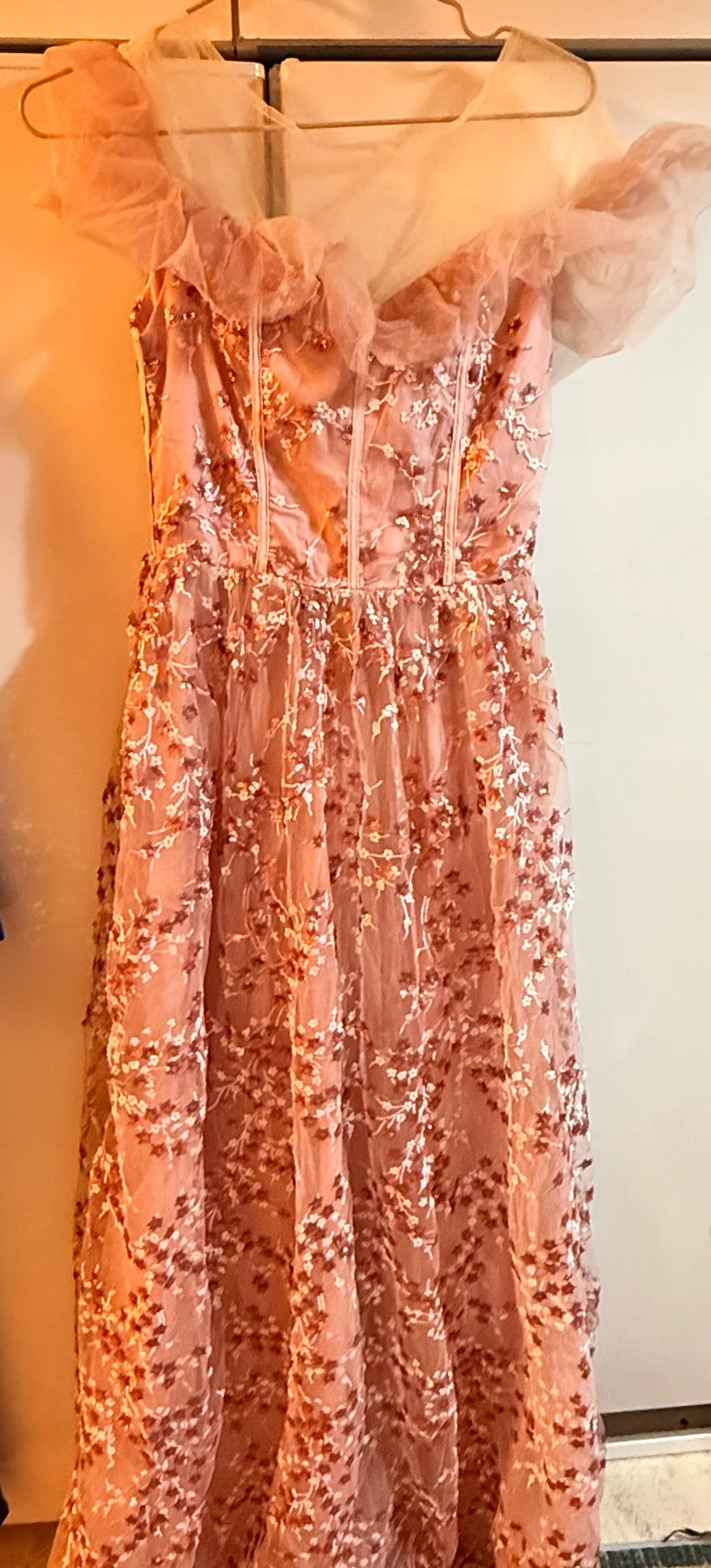 Ljusrosa långklänning med volang - 1