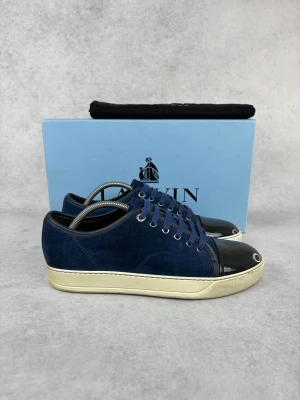 Lanvin DBB1 cap toe sneaker - – Condition: 9/10  - Size: 41/UK  – What is included: Box & dustbag  – Retail price: 5500 + SEK  Please note that Lanvins fit big and our recommendation is to go one size down