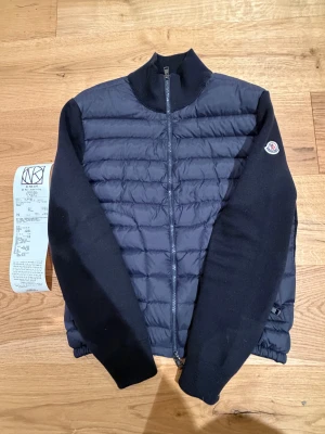 Moncler cardigan  - Otroligt fint skick (10/10), köpt på nk. Säljs då jag anser att den börjar bli för liten. Kvitto finns som på bilden och skickas med vid köp. Storlek M men lite liten i storleken så passar även S!