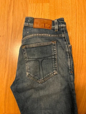 Blåa Tiger of sweden jeans  - Säljer dessa Tiger of sweden jeans i storlek 29/34 men dom är väldigt små så skulle säga att dom passar som 29/32 eller 28/32. Dom är i modellen Evolve som sitter hyfsat slimt, jeansen är i nyskick och är väldigt sparsamt använda, skriv vid frågor priset går att diskutera 