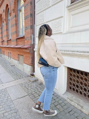 Beige overshirt med ficka och dragkedja - Snygg beige overshirt med stor krage och en rejäl bröstficka. Jackan har både knappar och dragkedja framtill, vilket ger en cool look. Materialet är mjukt och känns som ull, perfekt för lager på lager under höst och vår.