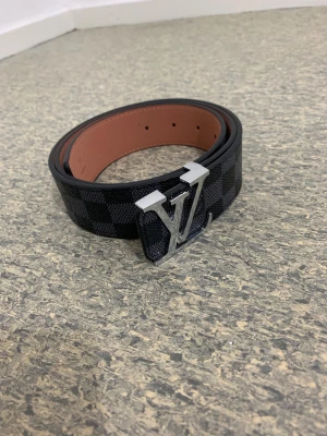 L och V bälte - Perfekta bältet för dig, denna bältet är väldigt populär pågrund av dens vackra modell och hur den sitter med alla outfits och gör dem se complete ut, passa på innan den är såld!!