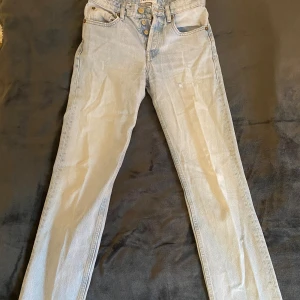 Ljusblå raka jeans från Zara - Ljusblå jeans från Zara med raka ben och medelhög midja med knappar i gylfen. De är lite slitna men inget som är märkbart