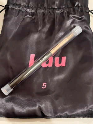 akryl pensel #16 - Akryl borste från Luu Nails. Helt oöppnad och oanvänd. Den är i storlek #16. 