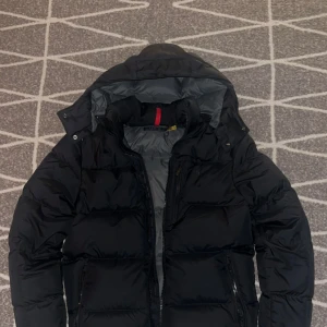 Svart pufferjacka från Polo Ralph Lauren - Säljer en snygg svart pufferjacka från Polo Ralph Lauren i Nyskick. Jackan har en dragkedja framtill och praktiska fickor. Perfekt för kyliga dagar med sin vadderade design. För mer bilder eller info tveka inte på att höra er, Pris kan diskuteras