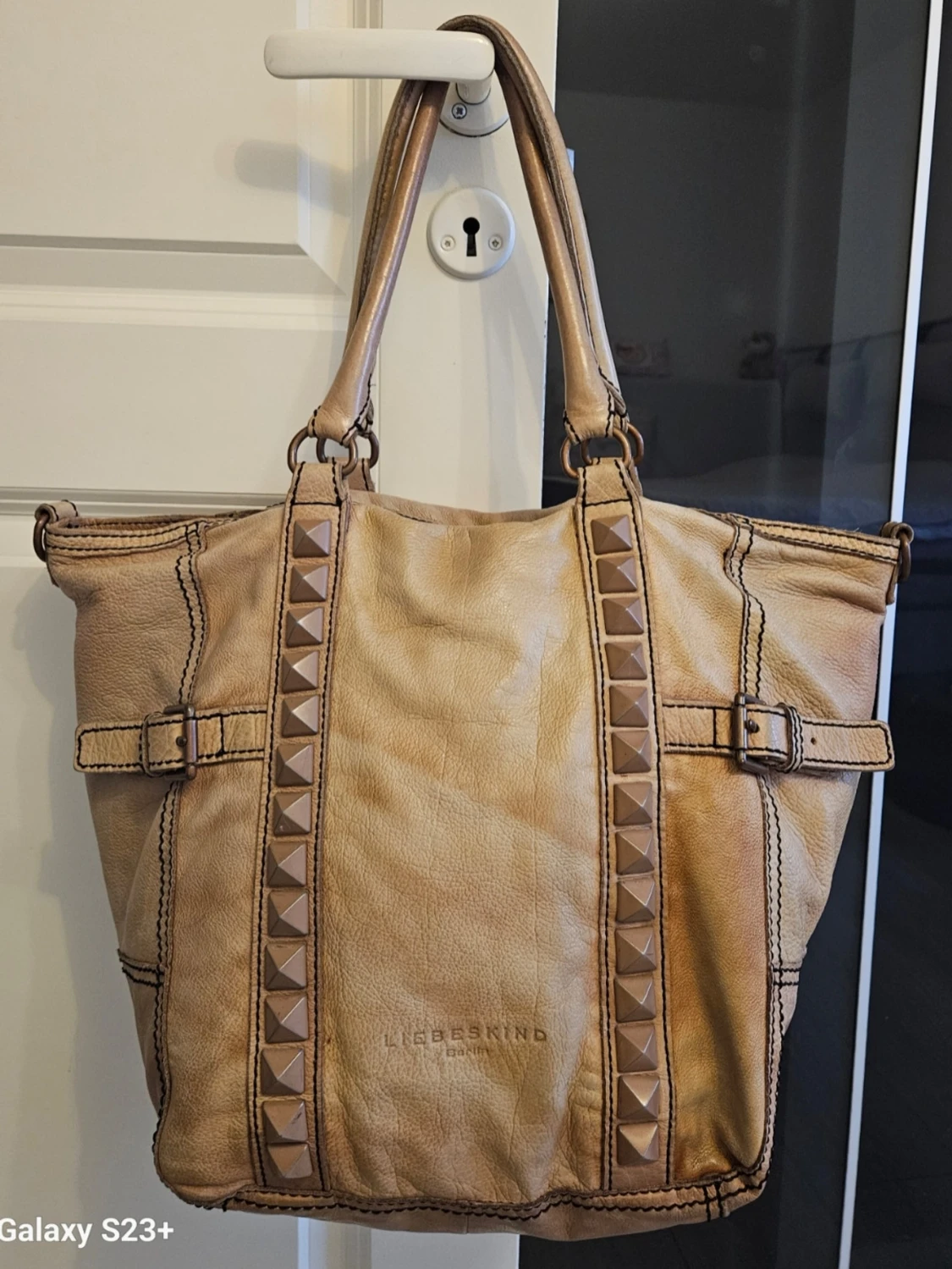 Beige skinnväska från Liebeskind