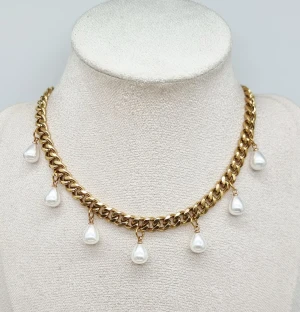 Stilfullt guldpläterat halsband med pärlor  - Material-rostfritt stål-Guldpläterat halsband. Kedjetjocklek-8mm 