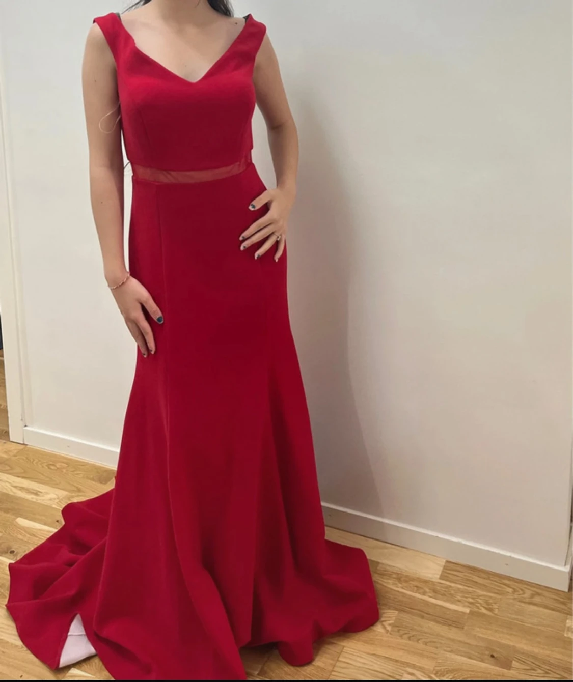 Röd långklänning med meshdetalj - 1