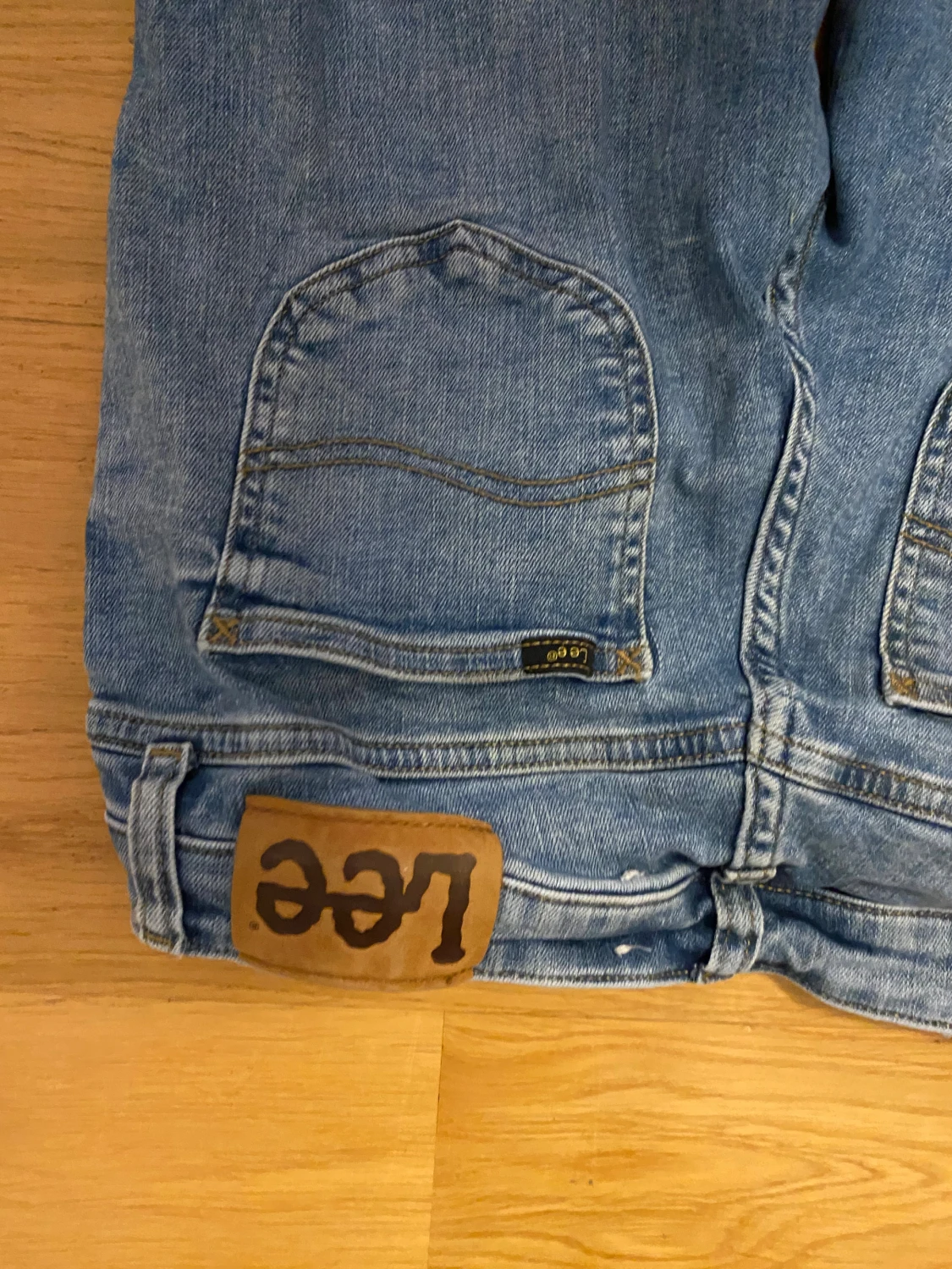 Blå low bootcut jeans från Lee - 2