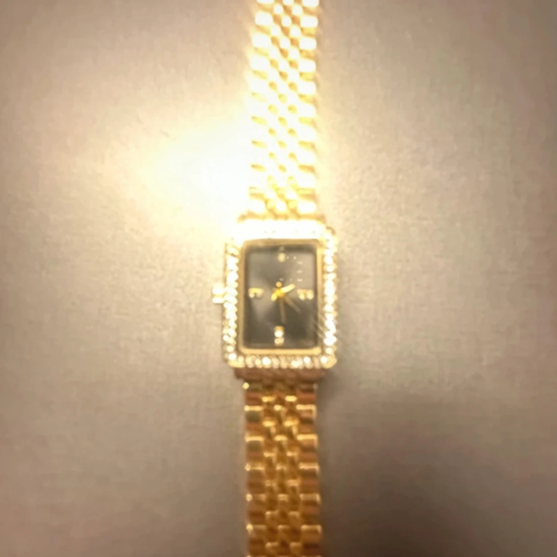 Guldig fyrkantig klocka med stenar - 3