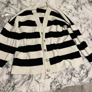 Knäppbar, randig cardigan  - Använt 1 gång 