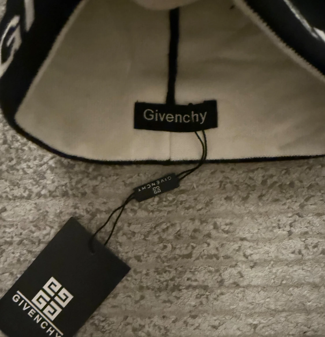 Svart mössa från Givenchy - 2