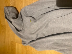 Grå hoodie från Lyle & Scott - Snygg grå hoodie från Lyle & Scott, knappt använd.  Strl 10-11 år