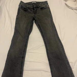 Jeans - Bra skick, endast lite slitna längst ner🥰