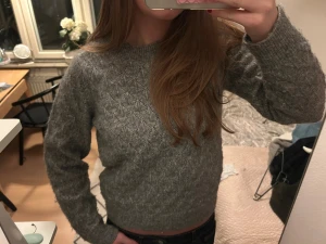 Grå stickad tröja - Snygg grå stickad tröja från st tropez med ett unikt mönster!!😛💞😇