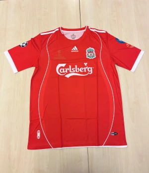 Liverpool Gerrard 8 matchtröja Adidas - Röd Liverpool matchtröja från Adidas med vita detaljer, Champions League-patchar på ärmarna och Carlsberg-logga på bröstet. Gerrard och nummer 8 på ryggen. Tillverkad i lätt polyester med Climacool-teknologi för bästa komfort.