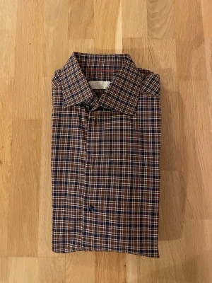 Rutig skjorta från Eton, storlek 40 - Snygg rutig skjorta från Eton i contemporary fit. Nypris ca 1700kr mitt pris endast 199 kr. Fraktar inom 1 dag, om du har någon fundering så är det bara att höra av sig😊