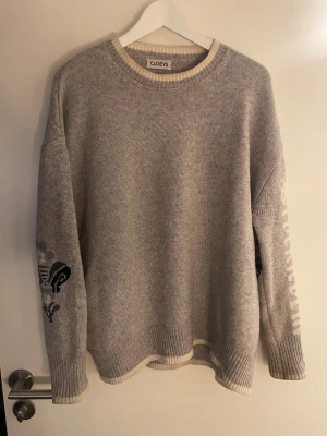 Cloeys stickad tröja - Säljer en grå stickad tröja från Cloeys, det är hennes Stockholm Sweater som inte går att köpa längre. Storlek XS/S. Inköptes för ca 6000:-