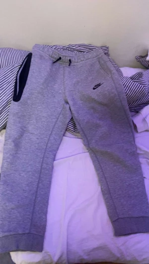 Grå mjukisbyxor från Nike - Pris kan diskuteras 