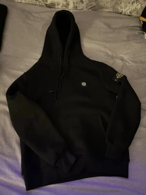 Stone iland - Hej säljer nu min helt nya hoddie,jag fick den i present och går ej lämna tillbaka för den va i fel storlek 