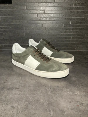 Valentino garvani flycrew - Snygga och slällsynta fly i grön färg i mocka. Storlek 44, mycket fint skick 3 nitar borta kan sättas på nya vid intresse. Inget og 