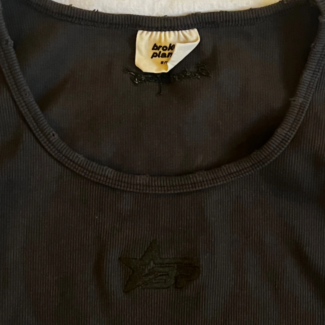 Svart ribbad linnetopp Broken Planet - 2