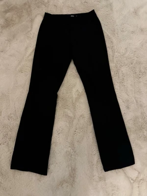 Svarta bootcut kostymbyxor Bik Bok - Snygga svarta kostymbyxor från Bik Bok i storlek 34. Byxorna har bootcut-ben. Skickas nytvättade. Nypris: 499kr