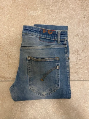 DONDUP JEANS - Hej! Säljer dessa  dondup jeans i storlek w31. De är varsamt använda och i mycket fint skick, 9/10. Nypris var 4000, säljs för 799kr. Hör gärna av dig vid minsta fråga eller om du vill ha fler bilder! 🙌 