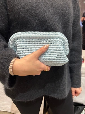 Handgjord virkad kuvertväska i ljusblått och vitt - Säljer handgjorda virkade väskor 