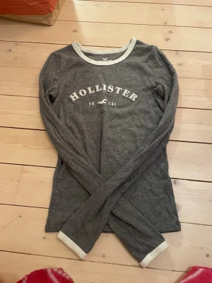 Hollister tröja! - Säljer nu en jättefin tröja från Hollister den är i jättebra skick, skriv vid frågor isv